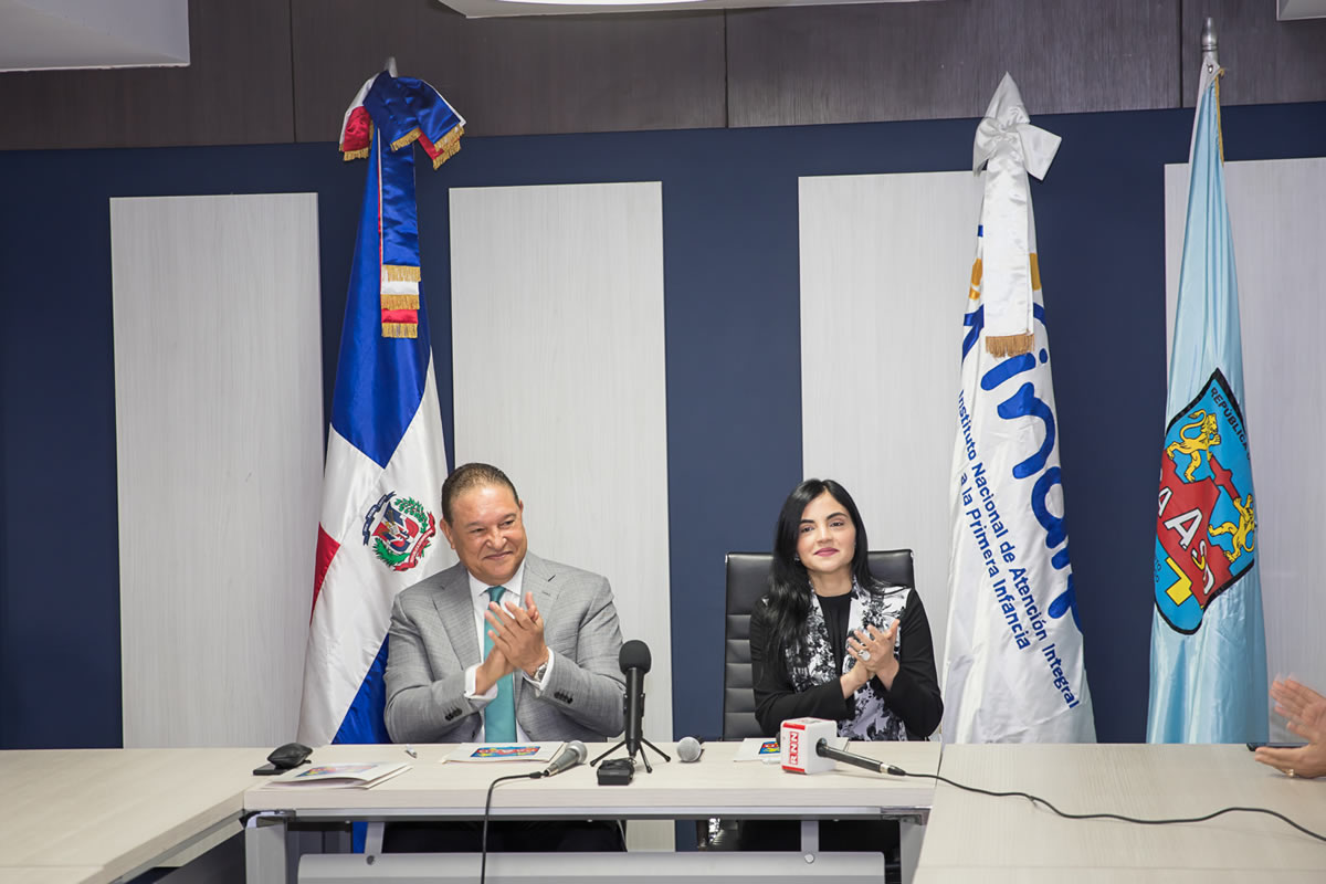El director de la CAASD y la Directora del INAIPI en la firma de convenio 